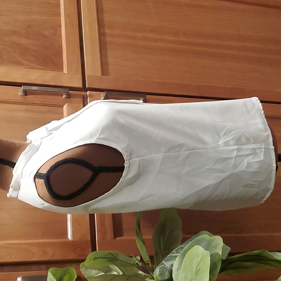 White sleeveless top - Picture 2 of 3